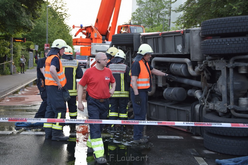 TLF 4 umgestuerzt Koeln Bocklemuend Ollenhauer Ring Militaerringstr P111.JPG - Miklos Laubert